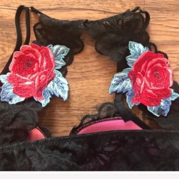 VS PINK Date Push-Up Bra With Roses - Picture 4 of 4